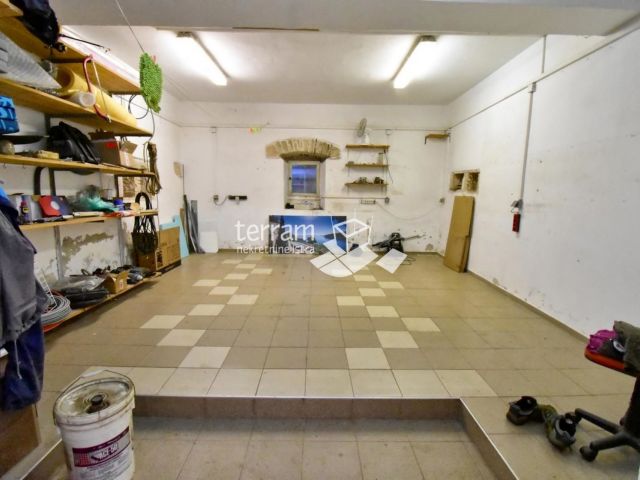 Istra, Medulin, samostojeća kuća sa dva stana, prostrana okućnica, blizina mora, vlasništvo uredno!! #prodaja
